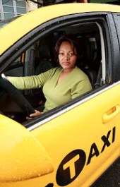 Негритянка такси. Женское такси. Девушка водитель такси. Леди такси. Женское такси Москва.
